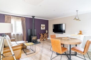 高級平房, 1 張特大雙人床, 露台, 花園景 | 房內用餐