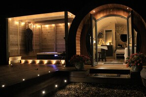 A modern wooden cabin with a sauna, a dining area, and a cozy living space. - Hideaway Cottages - Greenacres Estates (Tenby)