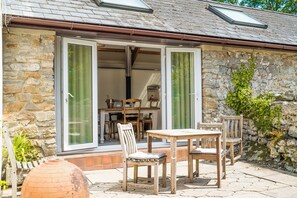 特色平房, 1 張特大雙人床, 露台, 花園景 | 露台/庭院