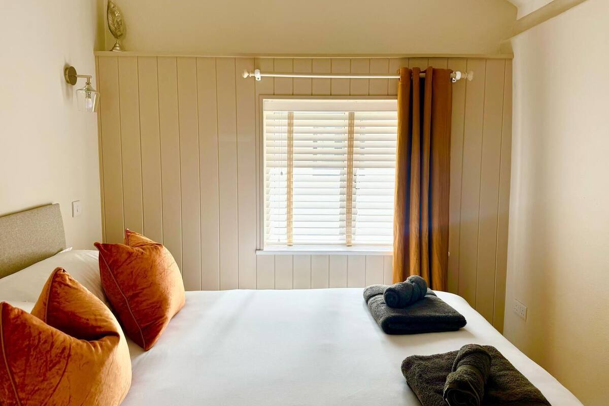 Cottage có thiết kế đặc trưng, 1 giường cỡ king, sân hiên, quang cảnh vườn | 1 phòng ngủ, bộ đồ giường cao cấp 