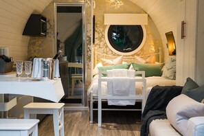 Design chalet, 1 tweepersoonsbed, kitchenette, uitzicht op tuin | 1 slaapkamer, luxe beddengoed, individueel gedecoreerd