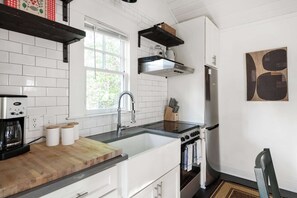 Réfrigérateur, four à micro-ondes, surface de cuisson, lave-vaisselle