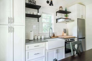 Réfrigérateur, micro-ondes, plaque de cuisson, lave-vaisselle