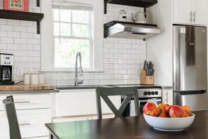 Jääkaappi, mikroaaltouuni, liesi, astianpesukone