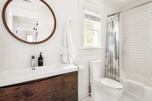 Shower, hair dryer, towels - Ready Aim (Atlanta)