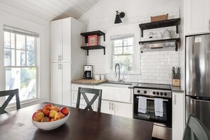 Réfrigérateur, four à micro-ondes, surface de cuisson, lave-vaisselle