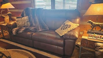 Una televisión, una chimenea