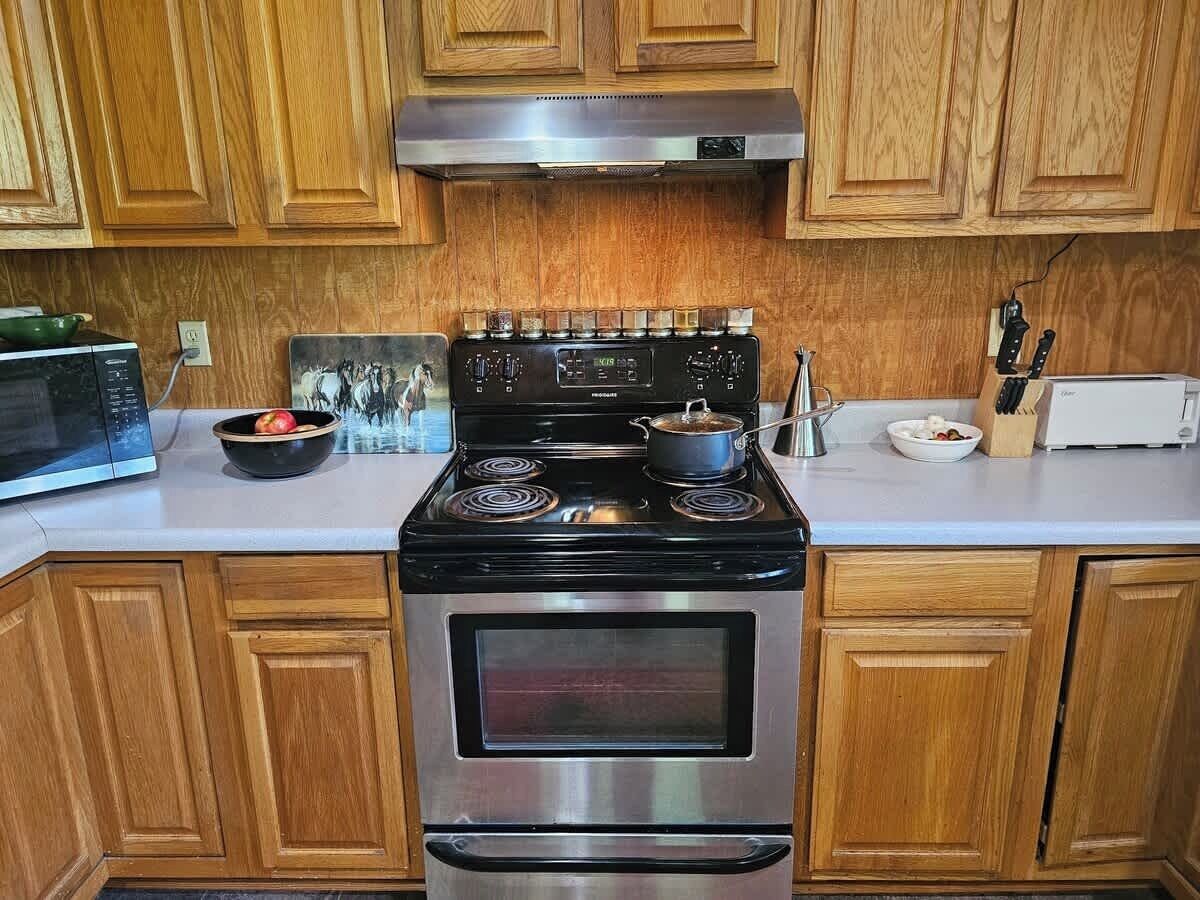 Coffee/tea maker, fridge, microwave, oven