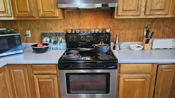 Coffee/tea maker, fridge, microwave, oven