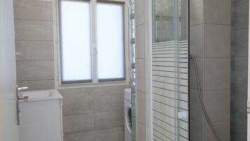 Douche, serviettes fournies, papier toilette