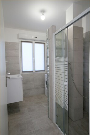 Dusche, Handtücher, Toilettenpapier