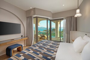Free minibar, in-room safe, desk, soundproofing
