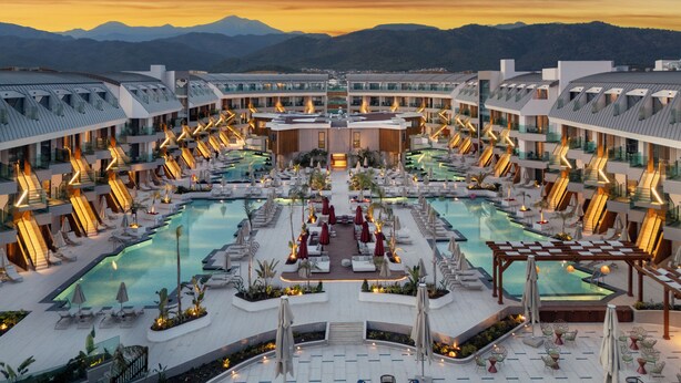 Un hôtel doté de plusieurs piscines, d’espaces extérieurs aménagés et offrant une vue sur les montagnes.