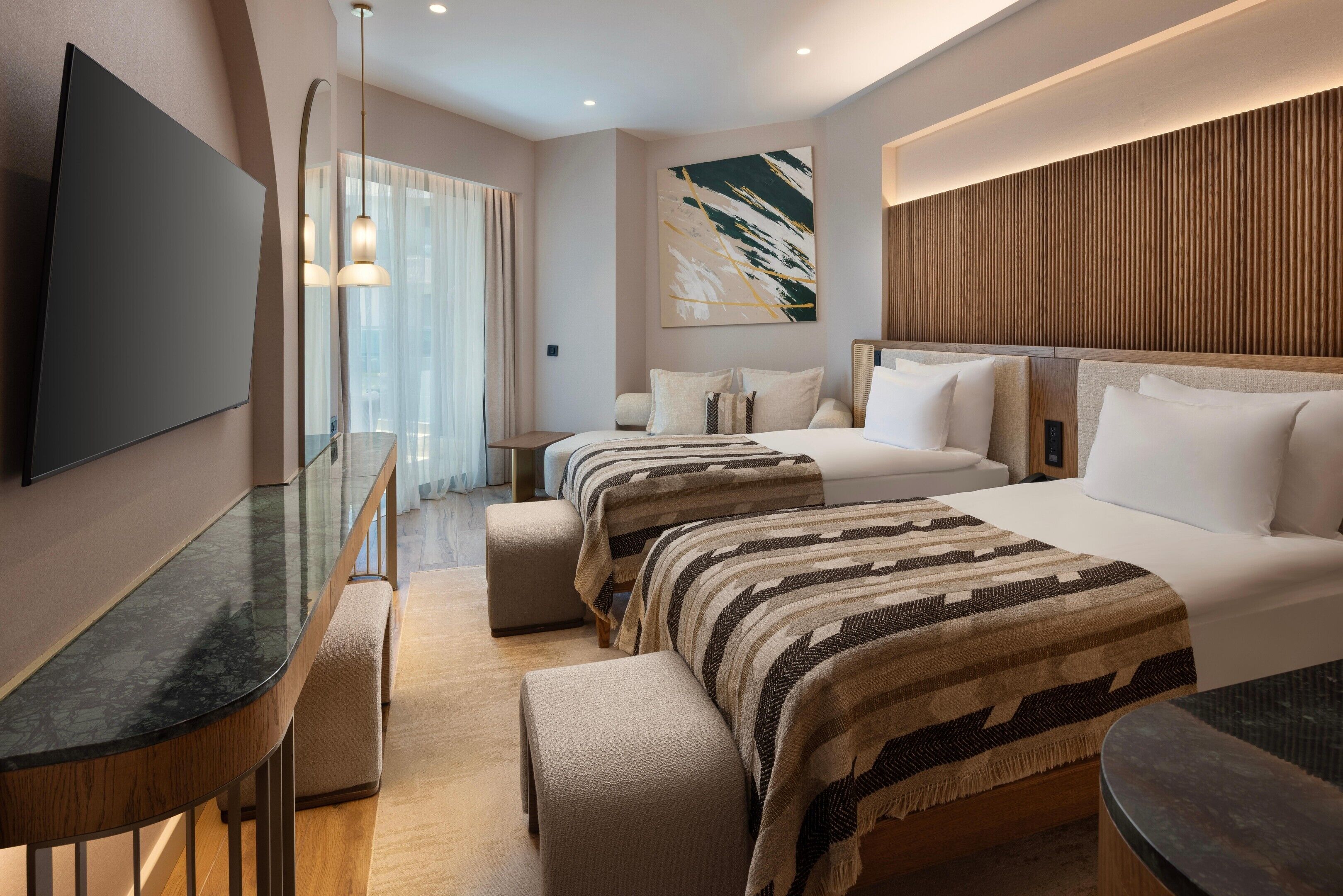 Minibar con artículos gratuitos y caja de seguridad en la habitación 