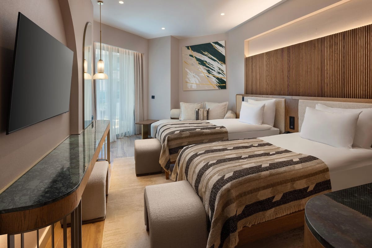 Minibar con artículos gratuitos y caja de seguridad en la habitación