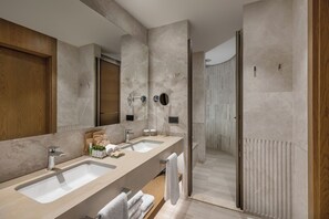 Family Room | Baño | Secadora de cabello, pantuflas, toallas, jabón 