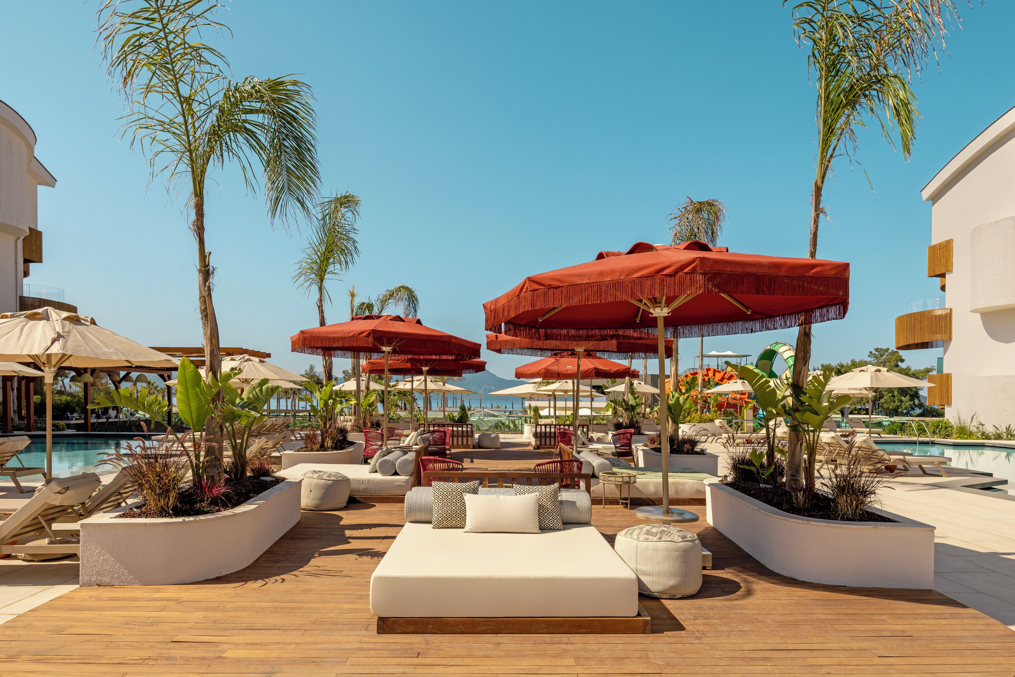 Kolam renang indoor dan kolam renang outdoor musiman