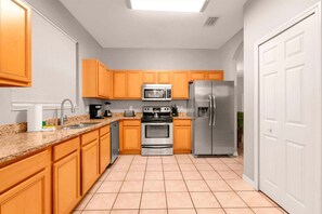 冷蔵庫、電子レンジ、オーブン、コンロ