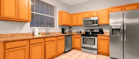 ثلاجة، ميكروويف، فرن، موقد طهي مسطح