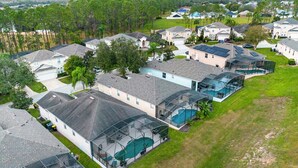 A residential area with multiple houses, some with large glass-enclosed outdoor spaces. - Luxe 8-Guest Villa Davenport | Stunning Design (Davenport)