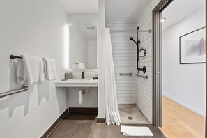 Shower, hair dryer, towels, shampoo - Modern Resort Style 1BR | Heart of Miami Downtown (Miami)