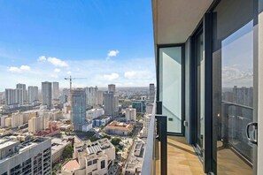 Un grattacielo con vista sulla città, che include diversi edifici e una gru edile.