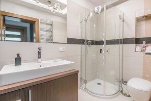 Superior-Apartment, 2 Schlafzimmer, Balkon | Badezimmer | Dusche, Haartrockner, Handtücher, Seife