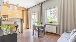 Eine moderne Küche mit Essbereich, Holzboden und Blick ins Freie.