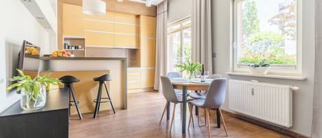 Superior Apartment, 2 Bedrooms, Balcony | In-room dining