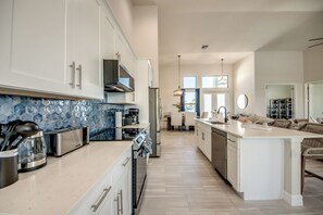 冷蔵庫、電子レンジ、オーブン、コンロ