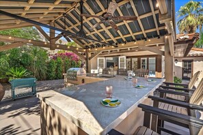 Terrace/patio - Casa Puerta Verde – Spanish-Style Palm Springs Retreat with Pool, Casita, Spa & Outdoor Kitchen (Palm Springs)