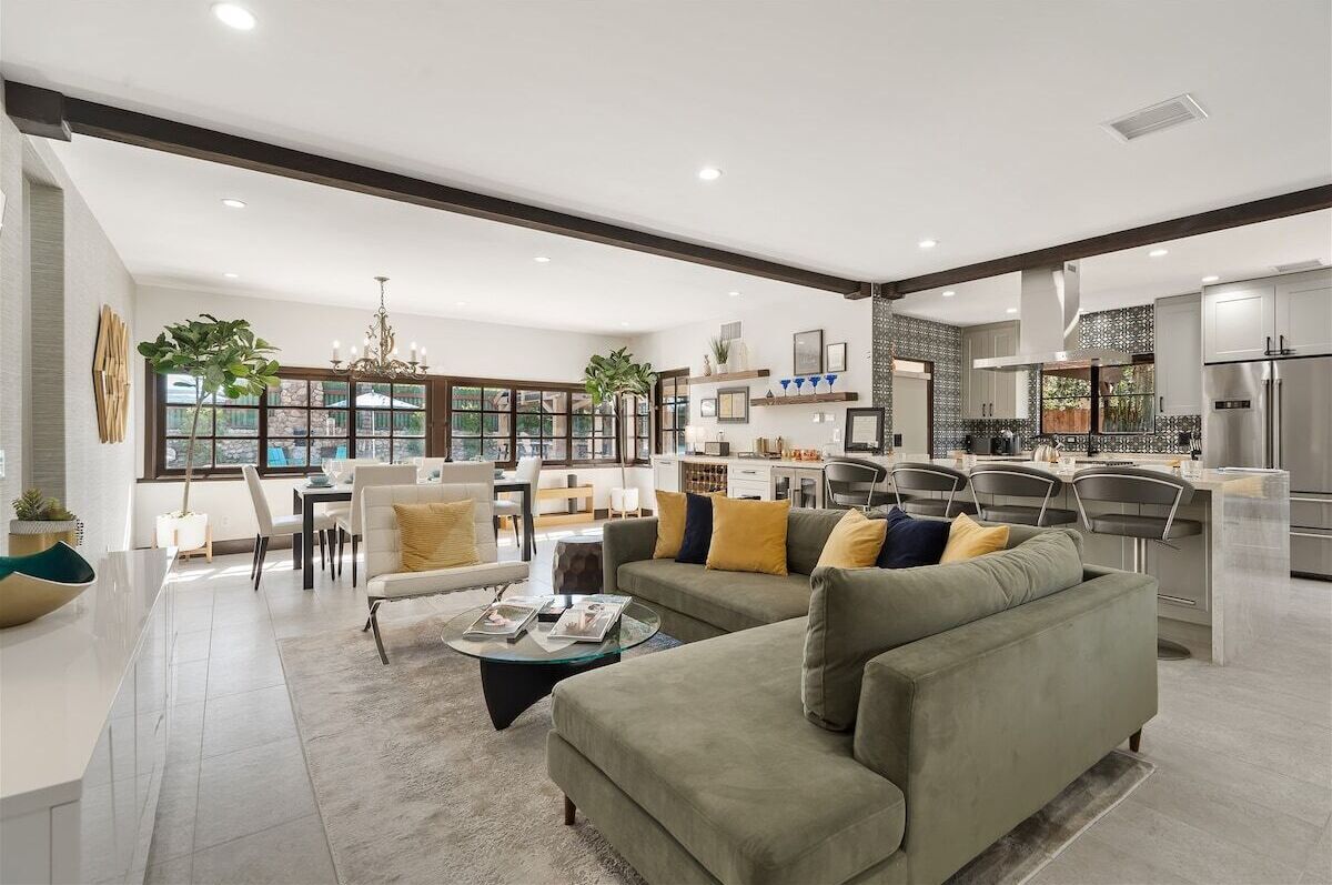 Televisión y chimenea 