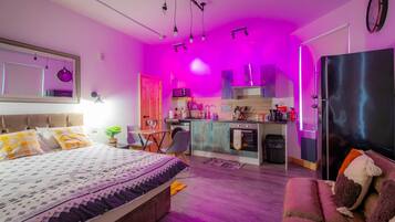 Een strijkplank/strijkijzer, gratis wifi, beddengoed