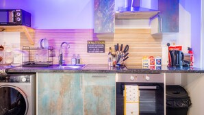 Una cocina con lavadora, horno y un cartel que dice "Soy multitarea, puedo escuchar, ignorar y olvidar al mismo tiempo".
