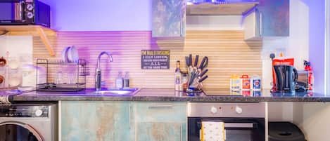Estudio | Cocina privada | Refrigerador, microondas, horno y parrilla de estufa