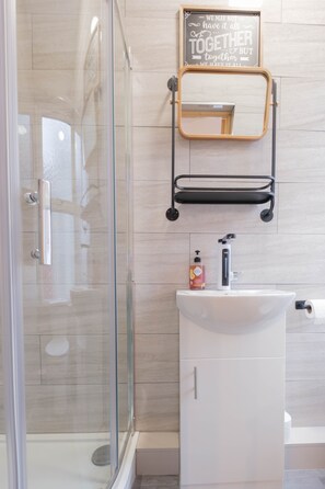 스튜디오 | 욕실 | 샤워 시설, 무료 세면용품, 헤어드라이어, 타월