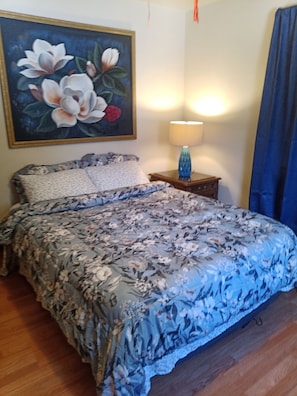 2 bedrooms, desk, iron/ironing board, WiFi