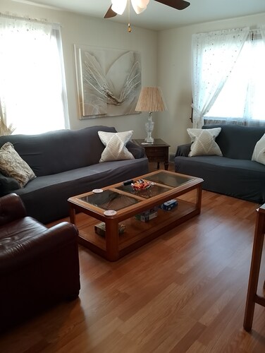 Simple Stay for Family and Friends, 2-bedroom upstairs apartment in Boardman.