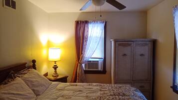 2 bedrooms, desk, iron/ironing board, WiFi