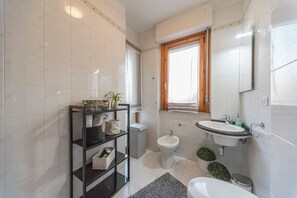 Shower, hair dryer, bidet, towels - Green Apartment with Balcony in Cagliari City Centre (Cagliari)