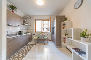 Frigorifero, microonde, piano cottura, lavastoviglie