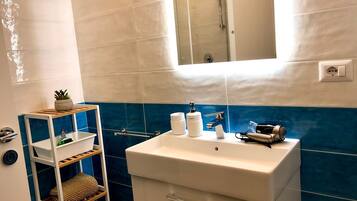 Een douche, een haardroger, een bidet, handdoeken