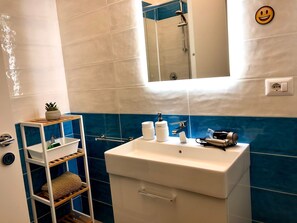 Shower, hair dryer, bidet, towels - Sweet Room - Room 1 - 10 minutes from the Fair and Central Station  (Bologna)