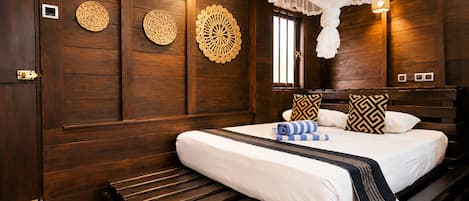 Chalet Deluxe, balcón, vista al jardín | Escritorio, espacio para trabajar con laptop y insonorización