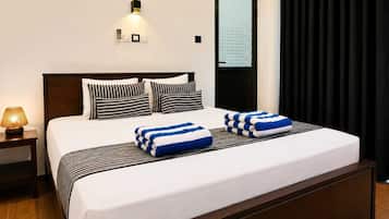 Deluxe-Doppelzimmer, Balkon, Gartenblick | Schreibtisch, laptopgeeigneter Arbeitsplatz, schallisolierte Zimmer