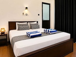 Desk, laptop workspace, soundproofing, free WiFi - Coco Palm Villa and Cabanas (Tangalle)