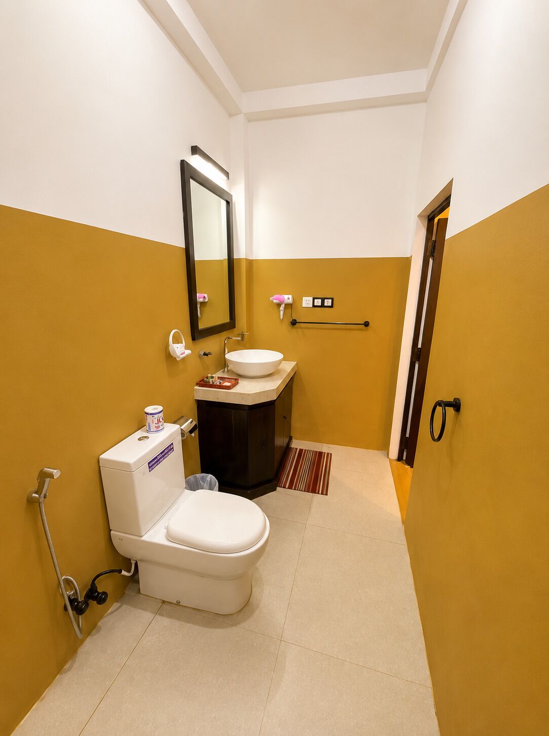 Un baño pequeño con inodoro, lavabo y espejo.