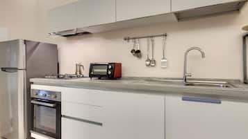 Full-size fridge, microwave, stovetop, dishwasher