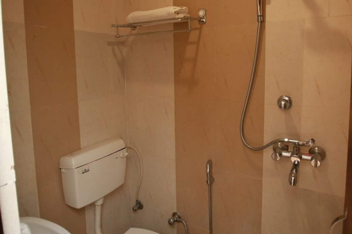 Ein kleines Badezimmer mit Toilette, Bidet und Dusche.