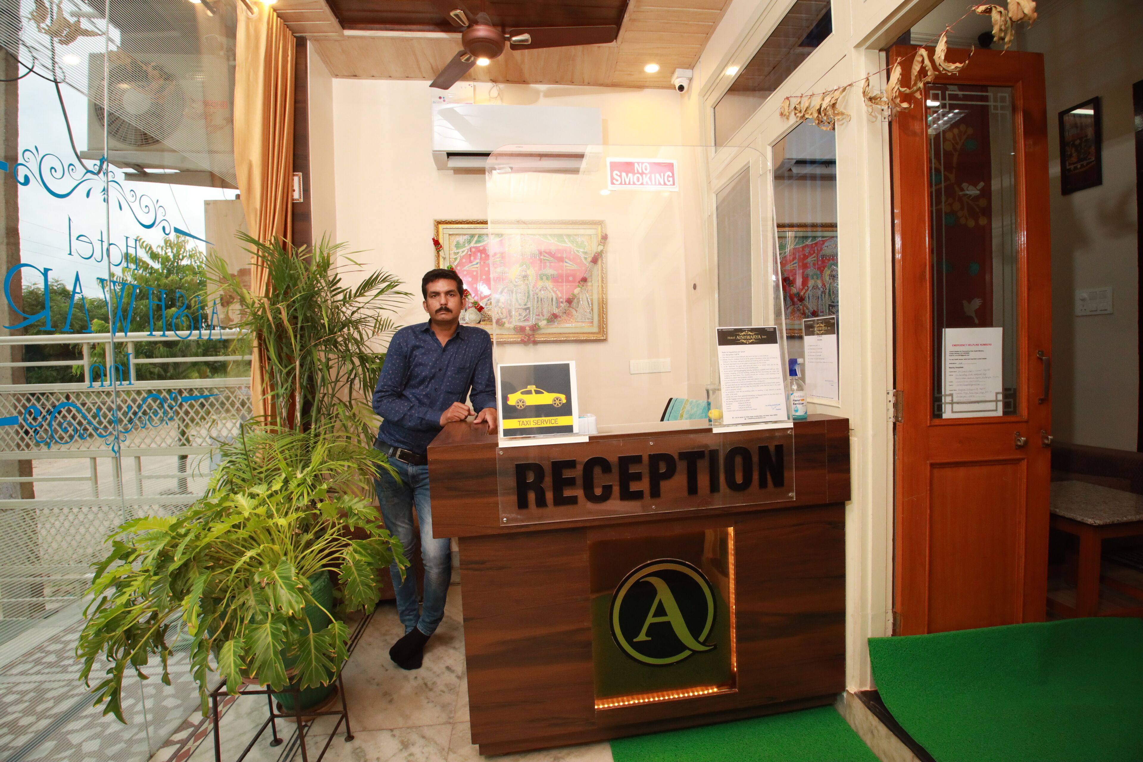 Un mostrador de recepción con un letrero que indica 'Reception' y 'Taxi Service'.
